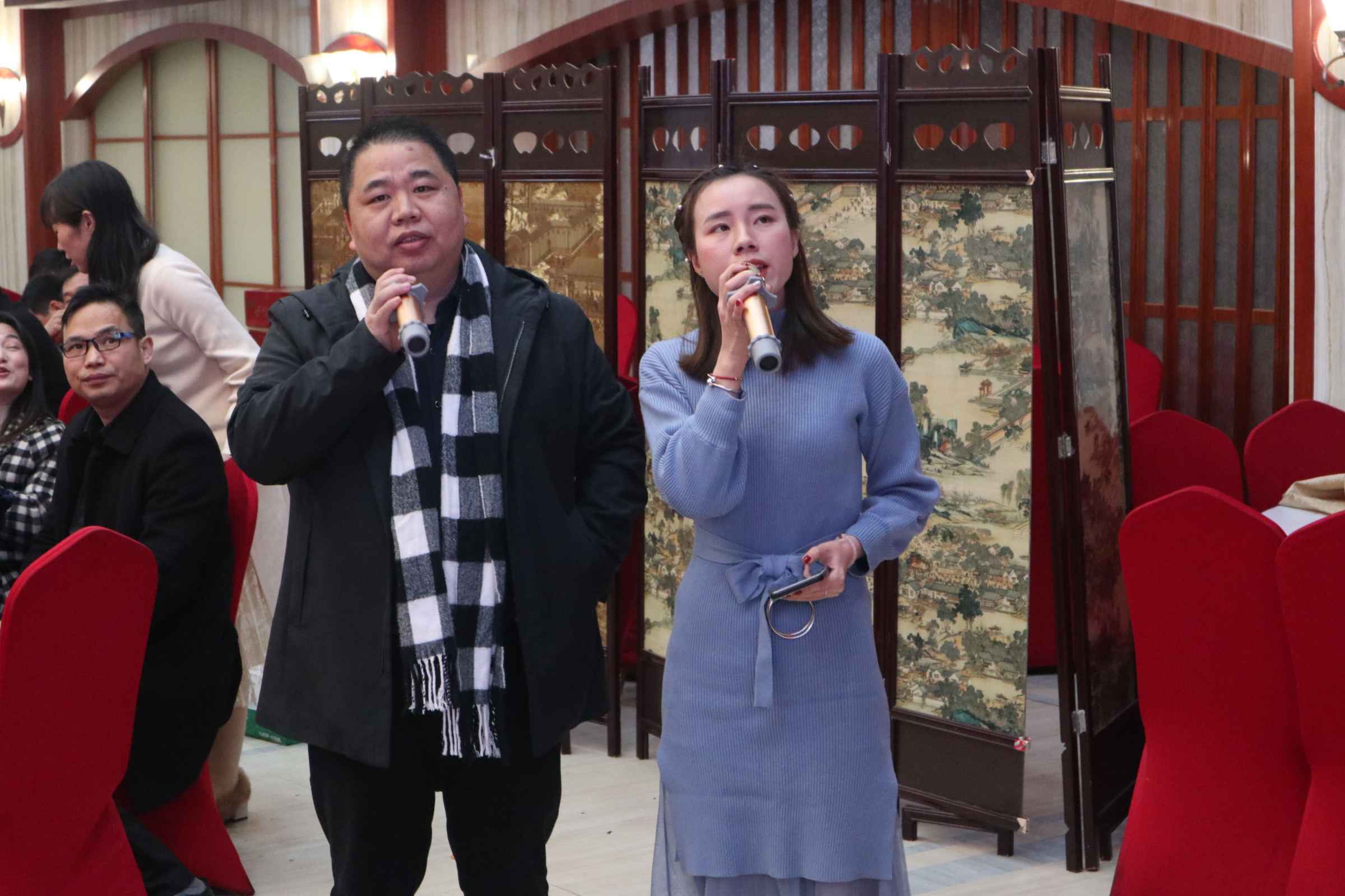 羅總攜辦公司小梅子獻(xiàn)唱歌曲.jpg